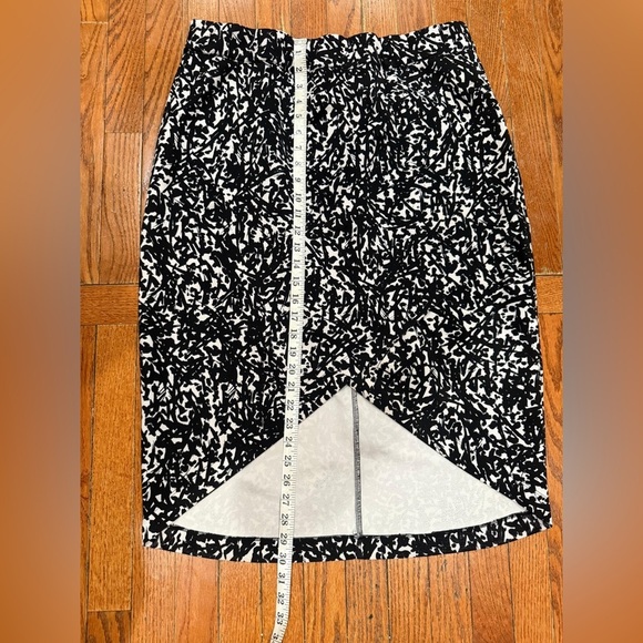 Eloquii Dresses & Skirts - Eloquii Skirt 
Monochrome Abstract Design